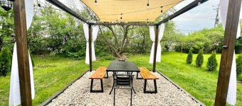 Cozy 2BR Mid-Century Townhouse w/Parking Near Downtown Ann Arbor & The Big House