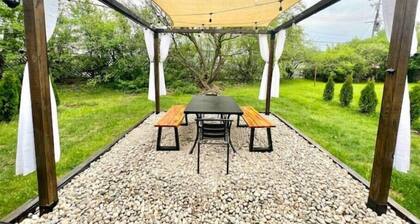 Cozy 2BR Mid-Century Townhouse w/Parking Near Downtown Ann Arbor & The Big House