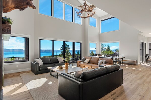 Smart TV, fireplace, video games, ping pong - Welcome to 100 Acre Lodge at the top of the Reserve (sleeps 50) (Fish Haven)