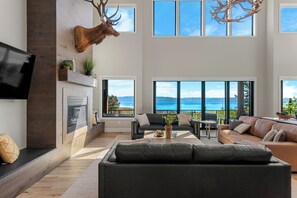 Smart TV, fireplace, video games, ping pong - Welcome to 100 Acre Lodge at the top of the Reserve (sleeps 50) (Fish Haven)