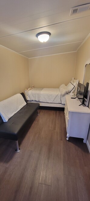3 bedrooms, iron/ironing board, WiFi, bed sheets - Newly remodeled. 5 mi to Dothan shopping. 3 mi to Dothan Airport. (Midland City)