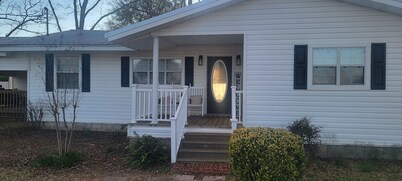 Newly remodeled. 5 mi to Dothan shopping. 3 mi to Dothan Airport.