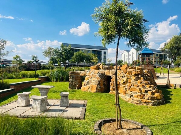 Outdoor dining - 10 minutes drive from OR Tambo International Airport, situated at Greenpark! (Boksburg)