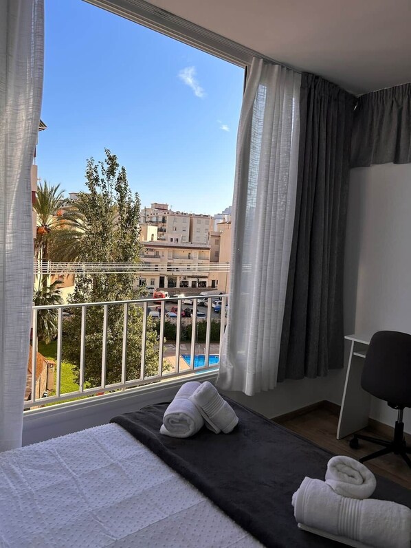 Iron/ironing board, WiFi, bed sheets, wheelchair access