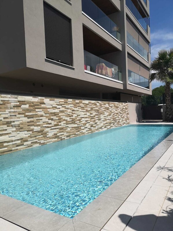 Una piscina al aire libre