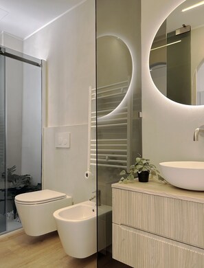 Haartrockner, Bidet, Handtücher, Seife