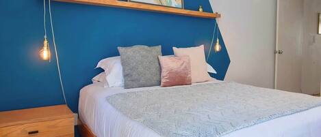 2 habitaciones, tabla de planchar con plancha, cuna de viaje y wifi