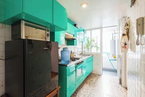 Een koelkast, een magnetron, een oven, een kookplaat