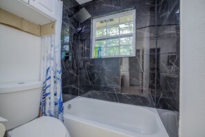 Secador de cabelo, toalhas de banho, sabonete, shampoo