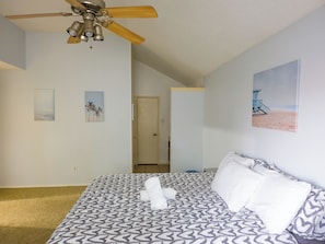 4 habitaciones, escritorio y tabla de planchar con plancha 