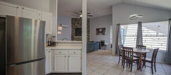 Room for the Whole Fam! Complimentary Drinks, shampoos, extra airbeds, Pet frie