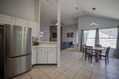 Room for the Whole Fam! Complimentary Drinks, shampoos, extra airbeds, Pet frie