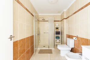 Douche, articles de toilette gratuits, sèche-cheveux