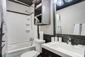 Ensemble douche/baignoire, sèche-cheveux, serviettes fournies