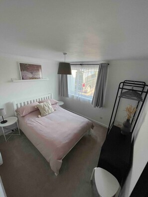 2 bedrooms, iron/ironing board, WiFi, bed sheets - Peaceful centrally located, 2- Bedroom Bungalow. (Pengegon)