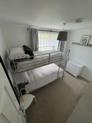 2 slaapkamers, een strijkplank/strijkijzer, wifi, beddengoed