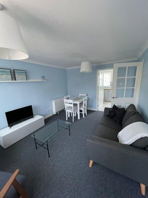 Smart TV - Peaceful centrally located, 2- Bedroom Bungalow. (Pengegon)