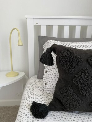 2 bedrooms, iron/ironing board, WiFi, bed sheets - Peaceful centrally located, 2- Bedroom Bungalow. (Pengegon)