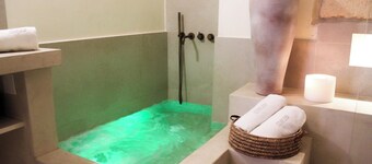 Typical house with hot tub in the historic center of Nardò