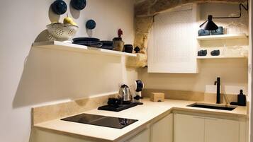 Refrigerador, cafetera y tetera y utensilios de cocina