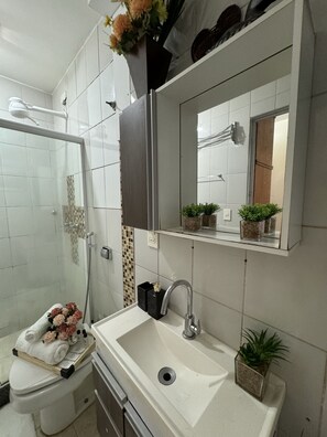 Apartamento panorámico | Baño | Ducha, cabezal de ducha tipo lluvia, secador de pelo y toallas