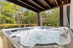 Outdoor spa tub - Hidden Haven- Welcome to Modern Living! (Morganton)