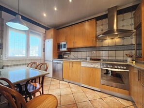 Four Ă micro-ondes, un four, surface de cuisson, lave-vaisselle