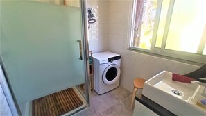 Douche, serviettes fournies, papier toilette