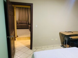2 dormitorios, escritorio, wifi gratis y ropa de cama