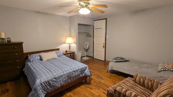 3 habitaciones, escritorio, tabla de planchar con plancha y wifi gratis
