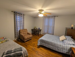 3 bedrooms, desk, iron/ironing board, free WiFi - Functional 3 Bedroom Home Near Robinson With WIFI (Oblong)