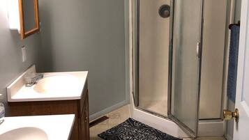 Een haardroger, handdoeken