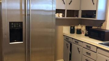 Réfrigérateur, four, plaque de cuisson, cafetiÚre/bouilloire