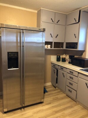 Fridge, oven, stovetop, coffee/tea maker