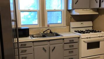 Geladeira, fogão, cooktop, cafeteira/chaleira