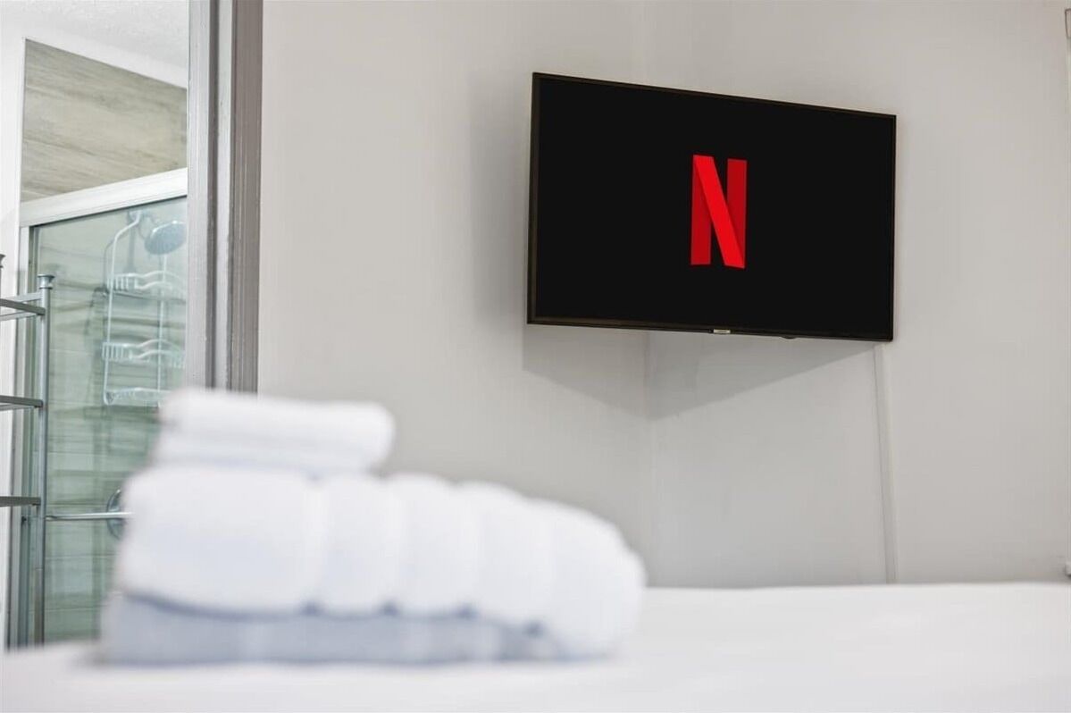 3 habitaciones, tabla de planchar con plancha, wifi y ropa de cama 