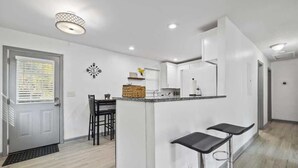 Private kitchen - Modern Comforts w/ 3BR|4BD Sleeps 8 (Atlanta)