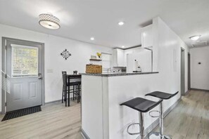Réfrigérateur, four à micro-ondes, un four, surface de cuisson