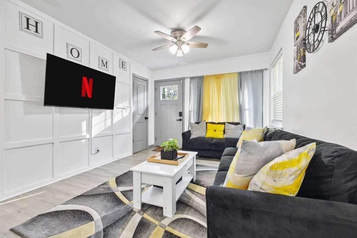Vibrant living room w/ SMART TV!
