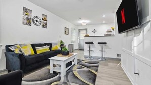 Living area - Modern Comforts w/ 3BR|4BD Sleeps 8 (Atlanta)