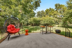 Terrace/patio - NEW! Modern Luxury w/ Pool Table 3BR/5BD Sleeps 10 (Decatur)