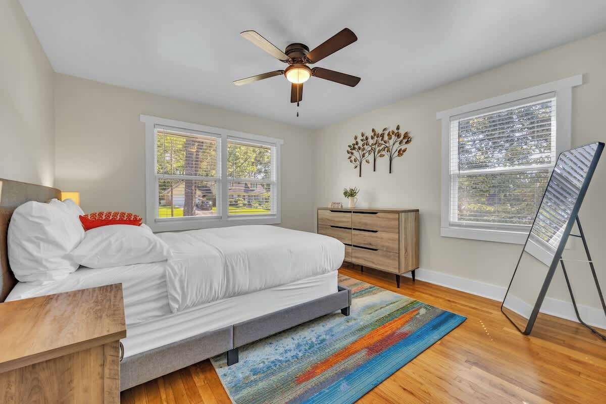3 bedrooms, iron/ironing board, WiFi, bed sheets