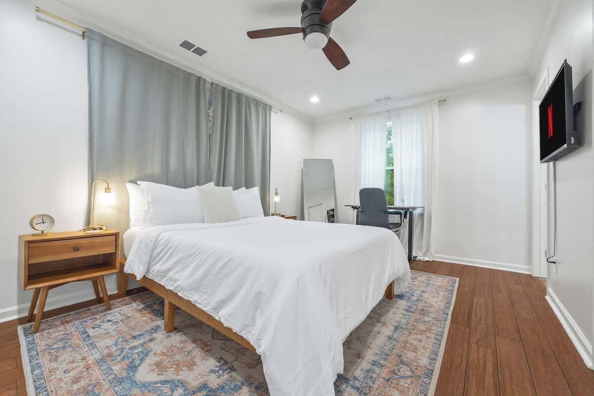 3 habitaciones, tabla de planchar con plancha, wifi y ropa de cama 