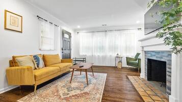 Televisión, chimenea y oficina