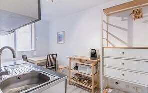 Kühlschrank, Mikrowelle, Wasserkocher mit Kaffee-/Teezubehör
