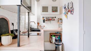 Fridge, microwave, oven, coffee/tea maker