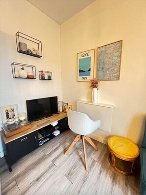 Unclassified image, 2 of 6, button - Heaven of peace Near The Pere Lachaise (Paris)