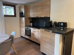 Fridge, microwave, oven, coffee/tea maker