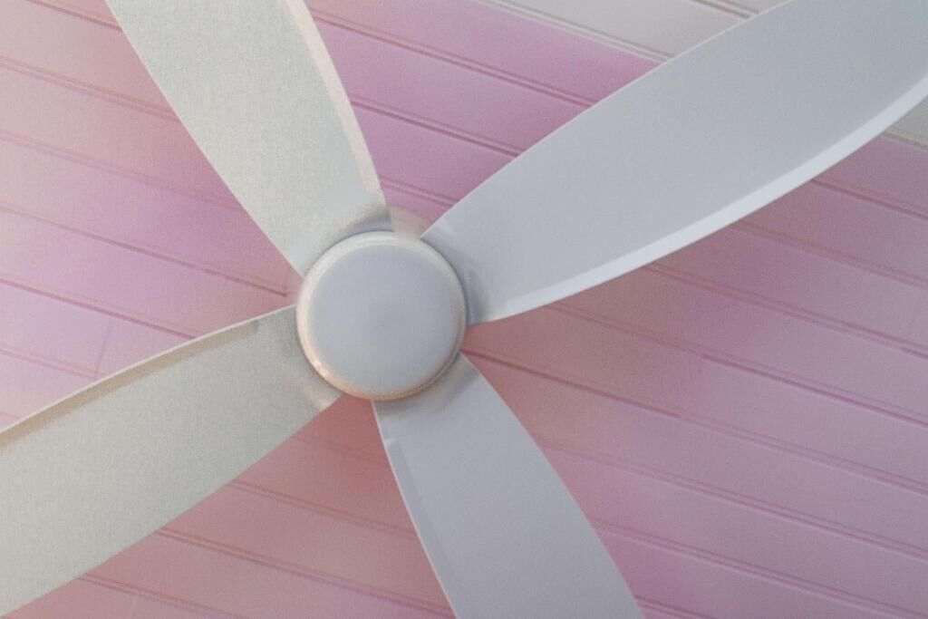 Ein Deckenventilator mit vier Flügeln.