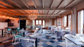 Serveert lunch, diner, Franse gerechten, uitzicht op de tuin